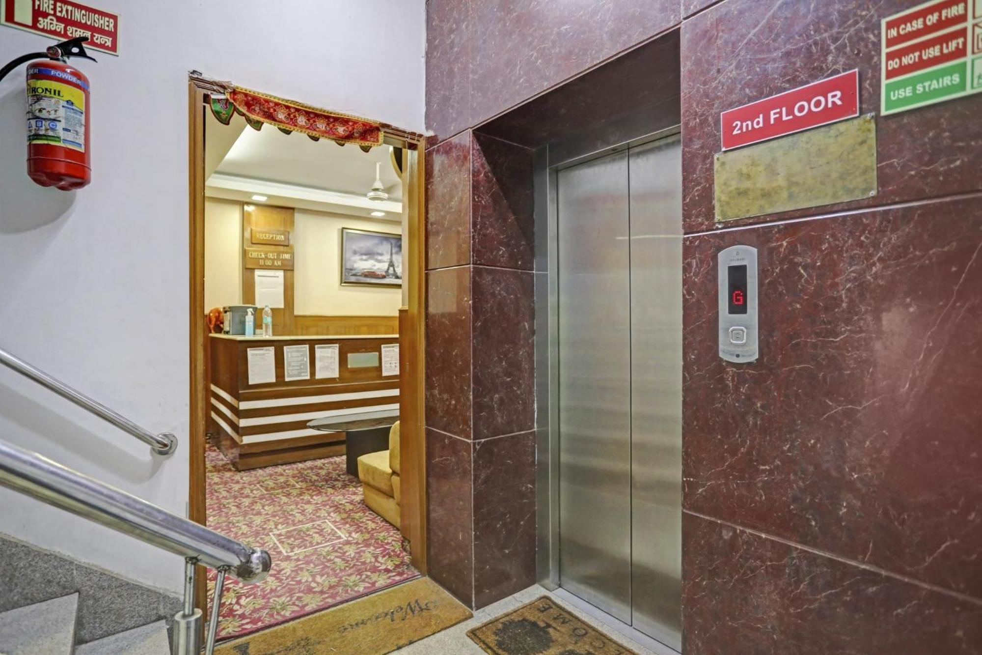 Hotel O Shivam Guest House Нью-Дели Экстерьер фото